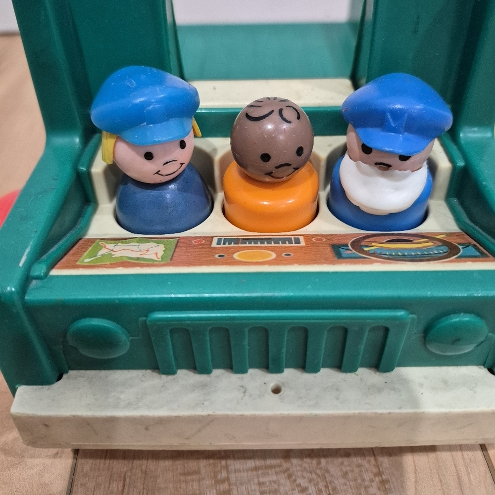 Vintage Fisher Price Little People truck and 3 people - Picture 2 of 4